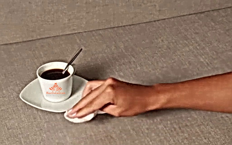 روش‌های تمیز کردن لکه چای و قهوه از روی مبل